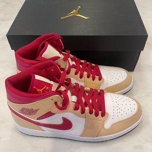 Air Jordan 1 mid light curry, size 10